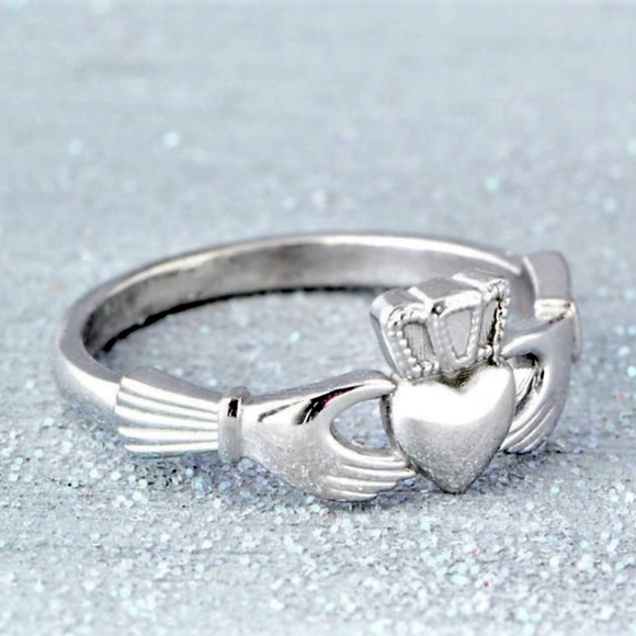 *FLASH SALE! TODAY ONLY!* Simple Claddagh Ring - Picture 4 of 4
